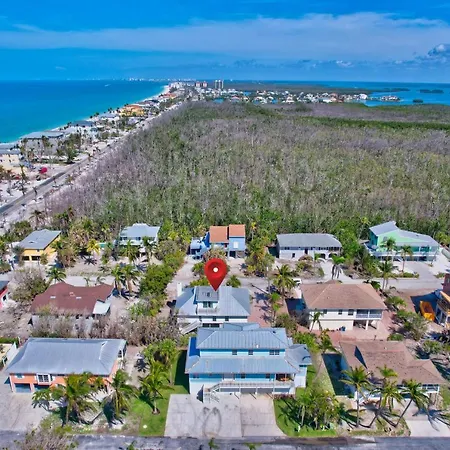 Walk To Bonita Beach And Docs